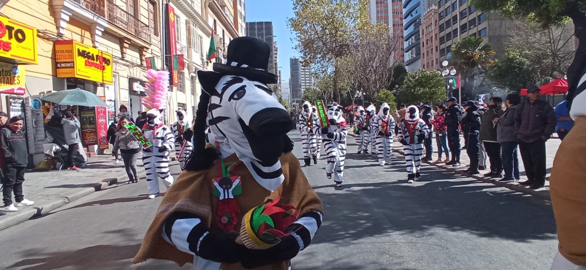 LosTiemposBol's tweet photo. #LaPaz 
Las fiestas julias empiezan y las #cebritas desfilan por las calles paceñas.
📹 Alvaro Valero - La Prensa https://t.co/IMort01AIZ
