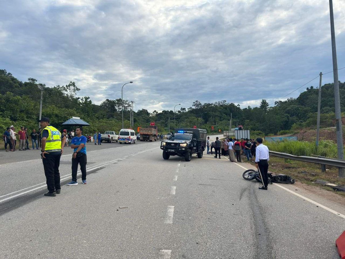 mynewshub's tweet photo. Amaran..video ngeri.....* Trigger Warning 

Seorang gadis berusia 14 tahun maut, manakala rakannya parah setelah motosikal yang dinaiki, dirempuh lori di Kampung Gua, dekat sini, sekitar 5.50 petang kelmarin

Media melaporkan, nahas berlaku ketika kedua-dua mangsa dalam perjalanan pulang ke Padang Tengku selepas selesai kelas mengaji al-Quran.

Kes disiasat mengikut Seksyen 41(1) Akta Pengangkutan Jalan 1987 kerana memandu secara cuai dan menyebabkan kemalangan maut. - Mynewshub