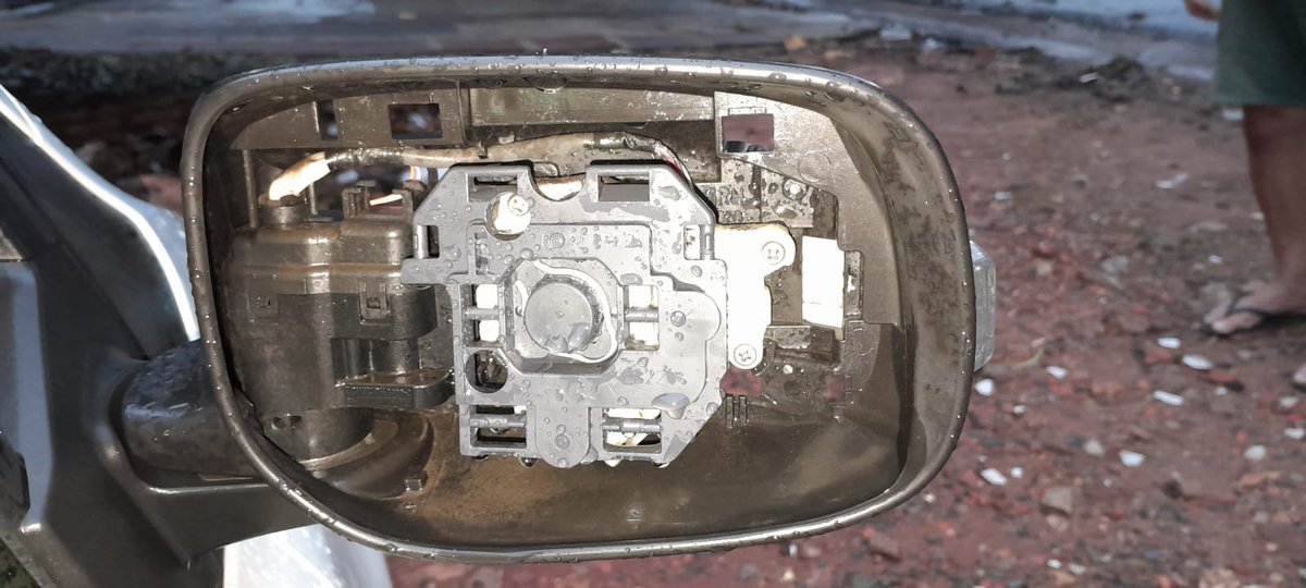 Raulbogarin's tweet photo. 🚨DE CADA 10 AUTOS 5 SUFREN DEL HURTO DE SUS ACCESORIOS 
-La justicia no puede hacer nada ya que se considera bagatelario. 
-Las zonas más afectadas, Lambaré, Villa Elisa, Mercado 4 y los diversos hospitales. 
-Una modalidad que viene en aumento. https://t.co/qyxldU7fse