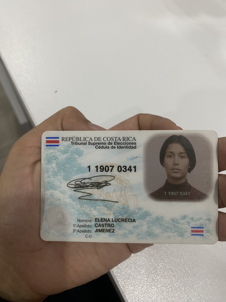hola, encontré un tarjetero de esta persona ayer en el Mercadito, si alguien la conoce que le avise para devolvérselo 😬