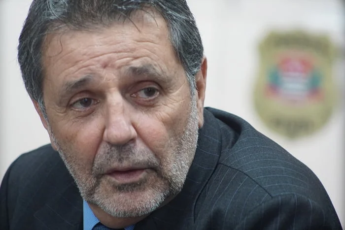 ➡️ “Abin paralela” fez dossiê do nº 2 de Derrite para ligá-lo a Moraes

Segundo a PF, “Abin paralela” procurou, em 2020, elo entre delegado Nico, atual nº 2 de Derrite, e Moraes no dia da prisão de Queiroz

Leia: curt.link/HYCrF