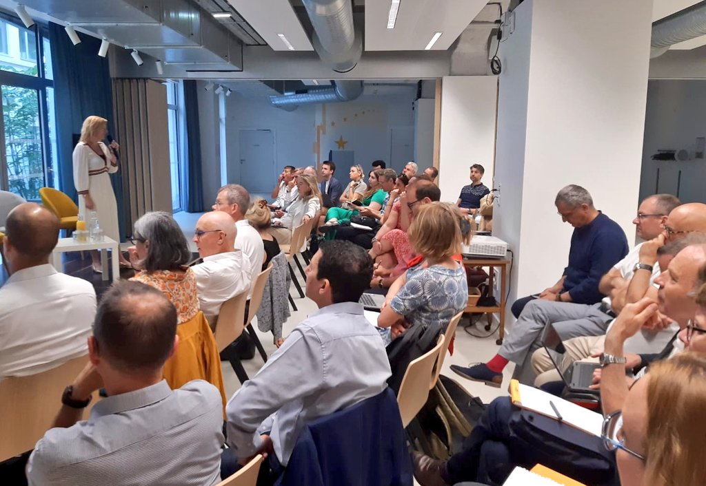 Présentation, avec la SPL Deux-Rives, de l'Appel à Manifestation d'Intérêt pr un Pôle de compétences de 2000m2 à la Cour des Douanes, site au bord du Rhin. Nous attendons vos propositions d'ici le 15 octobre. Consultez l'AMI ici : lnkd.in/dvtdfZfA
Projets 🇨🇵 🇩🇪 bienvenus !