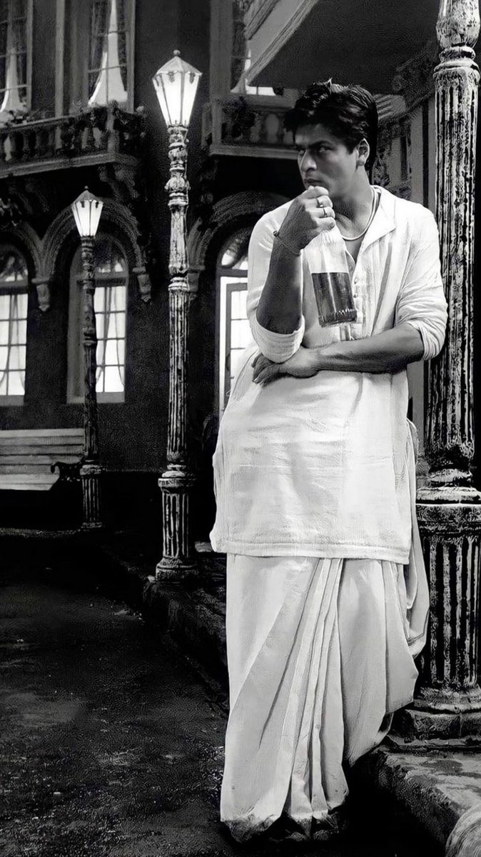 SRKUniverse_DE's tweet photo. Devdas remains amazing with an eternal story that touches our hearts. SRK's passionate portrayal ensures his character stays with us always. The lavish sets, exquisite costumes and music make it a timeless classic that always captivates us afresh.
#22YearsOfDevdas #srkuniverse_de https://t.co/vThZQOnSGg