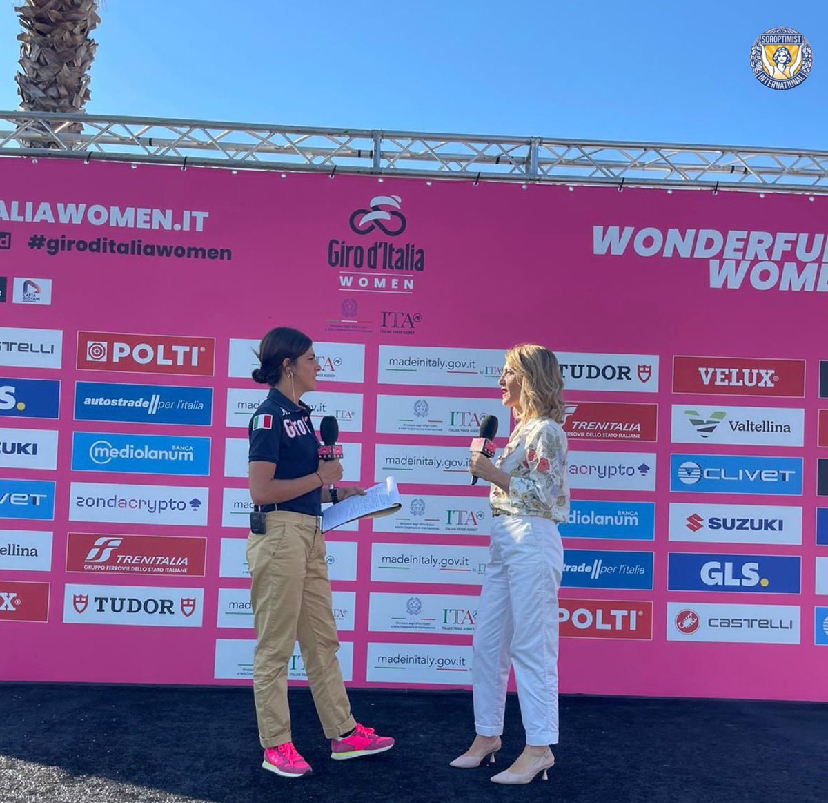 SoroptimistAp's tweet photo. 12/7 SAN BENEDETTO DEL TRONTO 
🚴🏻‍♀️ GIRO D'ITALIA WOMEN 🚴🏻‍♀️
6a tappa del Giro d'Italia Women 2024, da San Benedetto del Tronto la Presidente del Club Romina Pica che rinnova il messaggio di pari opportunità di @SIItalia e del progetto Donne&amp;Sport 🟡🔵 https://t.co/Aw37mZYUne