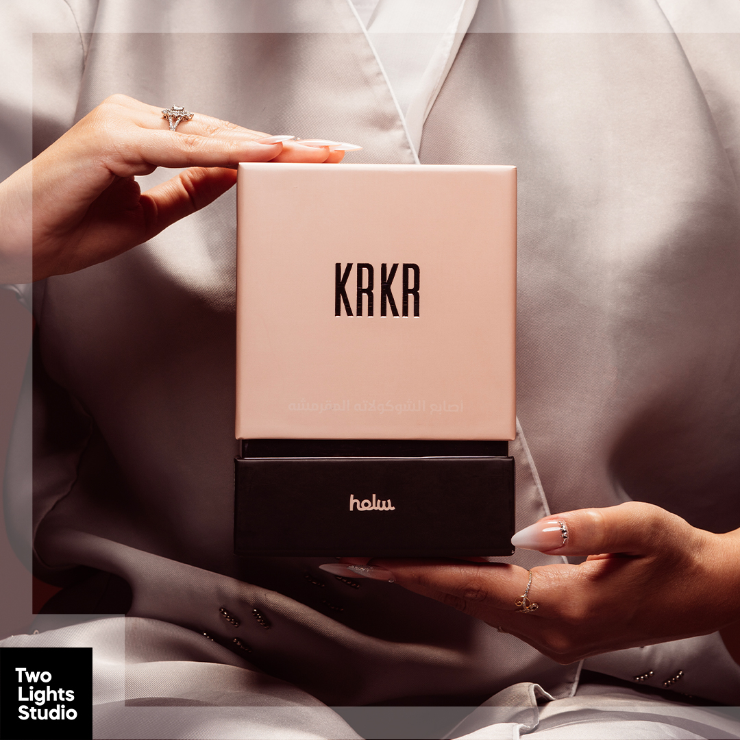 TwoLightsStudio's tweet image. من اهم النقاط اللي ركزنا عليها خلال تصويرنا لمنتج #krkr هو تباين الالوان اللي بيبرز المنتج بصورة جمالية واضحة ✨

#twolightsstudio #KRKR #chocolate #productphotography #production