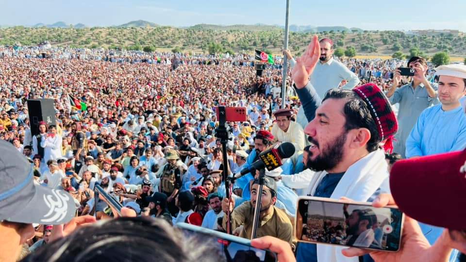 ptmkhyber's tweet photo. گیلامن وزیر کی نماز جنازہ اسد خیل شمالی وزیرستان میں ادا کر دیا گیا، دیگر شہروں میں بھی غائبانہ نماز جنازہ ادا ہوئے۔

ده ګيلامن شهيد جنازه په وزيرستان کلي اسد خېل کي ترسره شوه.
 
#Gilaminwazir https://t.co/Cljgzo1xxc