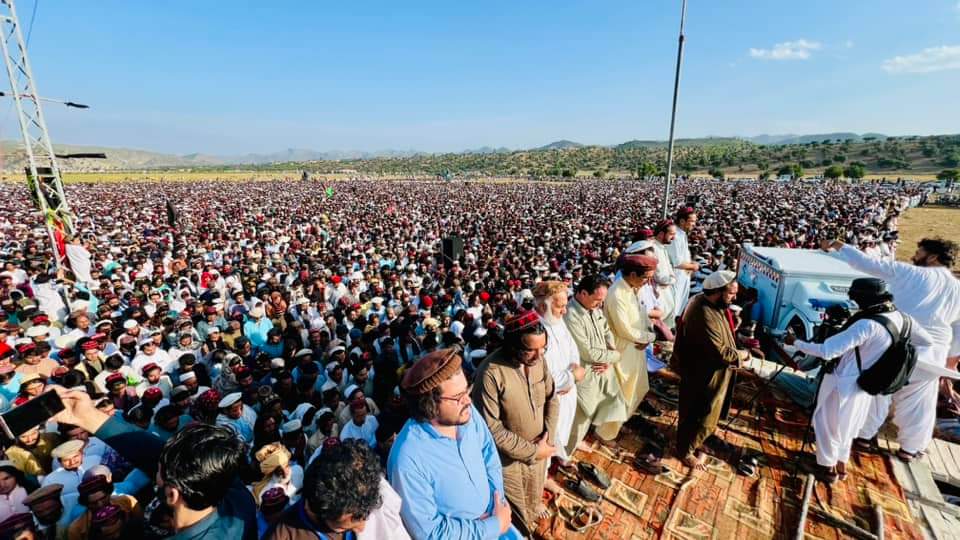 ptmkhyber's tweet photo. گیلامن وزیر کی نماز جنازہ اسد خیل شمالی وزیرستان میں ادا کر دیا گیا، دیگر شہروں میں بھی غائبانہ نماز جنازہ ادا ہوئے۔

ده ګيلامن شهيد جنازه په وزيرستان کلي اسد خېل کي ترسره شوه.
 
#Gilaminwazir https://t.co/Cljgzo1xxc