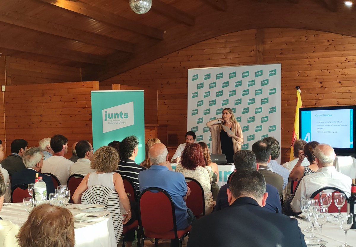 ematariu's tweet photo. Assamblea i sopar d'estiu de @JuntsBages amb  la sempre inspiradora presència de @joseprull #encertat #precís #clar. #projecte #pais #equip #família @juntscatcentral @JuntsXCat @JuntsxStJoan  Gràcies @davidsaldoni @eulaliasb3 @ramonbacardit https://t.co/XTLPz7FAwd