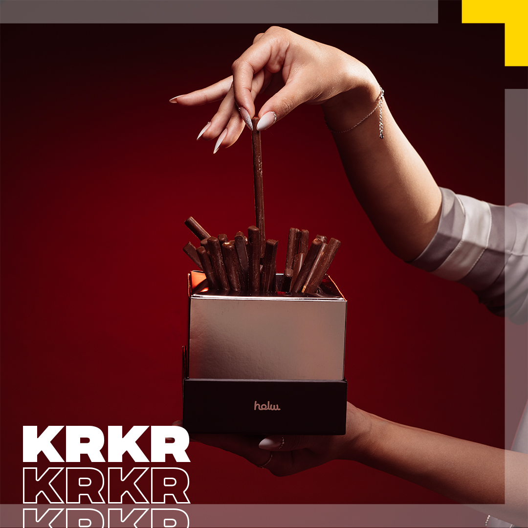 TwoLightsStudio's tweet image. من اهم النقاط اللي ركزنا عليها خلال تصويرنا لمنتج #krkr هو تباين الالوان اللي بيبرز المنتج بصورة جمالية واضحة ✨

#twolightsstudio #KRKR #chocolate #productphotography #production