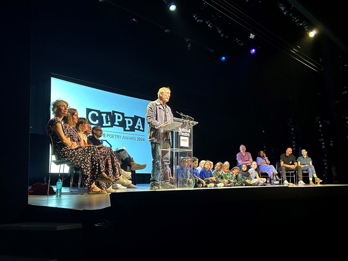 A wonderful #CLiPPA2024 at <a href="/NationalTheatre/">National Theatre</a> ended with <a href="/clpe1/">CLPE</a> patron <a href="/MichaelRosenYes/">Michael Rosen 💙💙🎓🎓 NICE 爷爷</a>'s perfect and moving tribute to his friend the much missed #BenjaminZephaniah. The beautiful video played at the end can be watched at clpe.org.uk/videos/video/b….