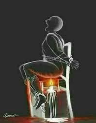 JanaSy18's tweet photo. عندما سمعت المساعد يقول (حطوه ع الشمعة ) أصابتني حالة دوار وانهيار تام 
فبعد أن يخلع المعتقل كل ثيابه يضعونه على كرسي من حديد ثبتوا أرجله داخل الإسمنت بحيث لا يتحرك أبداً وليس له سطح ليقعد عليه الإنسان ..
فيجلس المعتقل على الكرسي المعتقل ثم يربطون رجليه مع رجل الكرسي بالجنازير ثم يربطون جنزير آخر حول خصره مع ظهر الكرسي ويكبلون له يديه للخلف بأصفاد الحديد فيصبح ملتصقاً تماماً بالكرسي .. 
ثم يأتون بصندوق ويضعونه تحت الكرسي فتكون المسافة بين الصندوق وجسد المعتقل أقل من عشرين سم ...
ثم يضعون شمعة فوق الصندوق.. فتكون الشمعة تحت المنطقة الواقعة بين الجهاز التناسلي والمؤخرة .. ثم يشعلون الشمعة تحت المعتقل .. 
وتبدأ الشمعة بإحراق المنطقة المليئة بالأعصاب واللحم الطري .. ويبدأ الصراخ يشق صمت هذا العالم الرخيص
