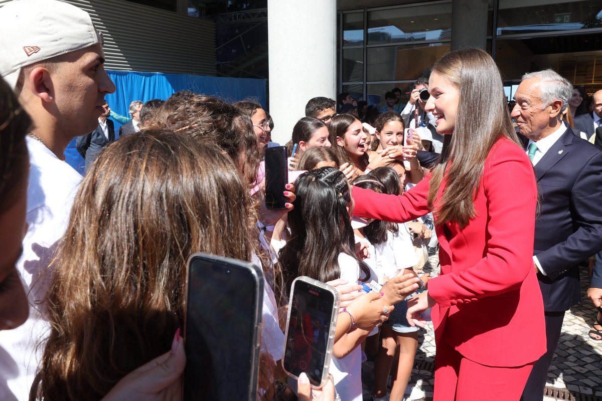 CasaReal's tweet photo. La Princesa de Asturias, a la salida del Oceanário de Lisboa donde ha realizado una visita junto al presidente de la República Portuguesa, Marcelo Rebelo de Sousa.

➡️https://t.co/mfSlGjIHJg https://t.co/kTgEPH8mfS