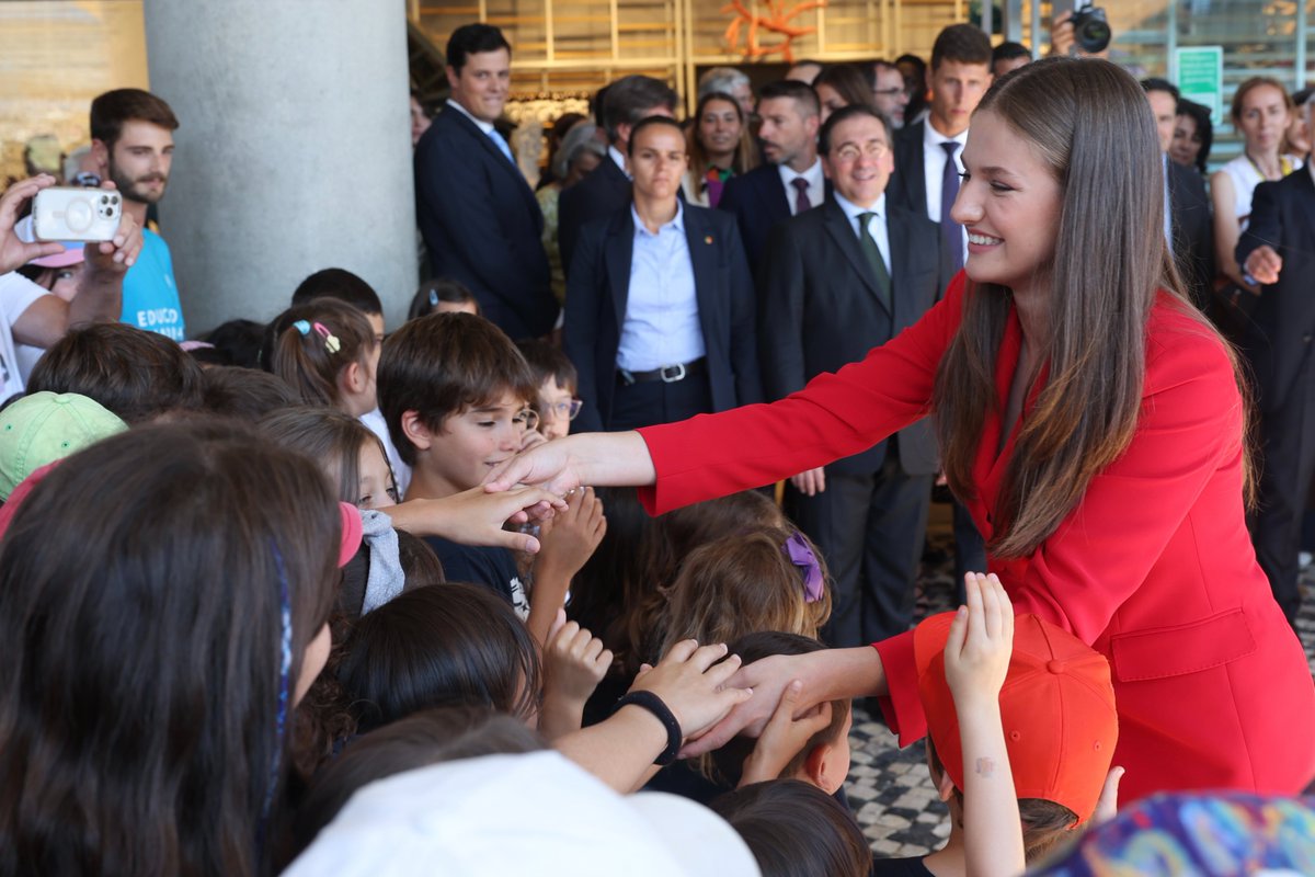 CasaReal's tweet photo. La Princesa de Asturias, a la salida del Oceanário de Lisboa donde ha realizado una visita junto al presidente de la República Portuguesa, Marcelo Rebelo de Sousa.

➡️https://t.co/mfSlGjIHJg https://t.co/kTgEPH8mfS