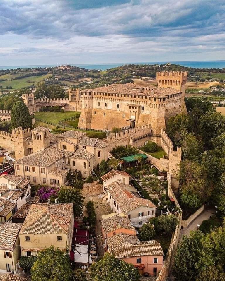PaolaCorb's tweet photo. Una splendida panoramica di #Gradara (PU), nelle #Marche, considerata la "Capitale del Medioevo" e la sua imponente Rocca. https://t.co/7CDaMBCVFu