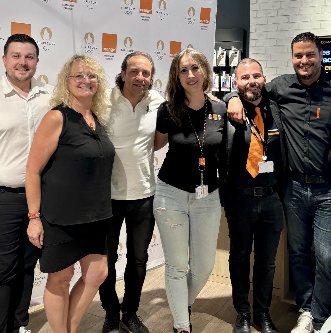 ✨ Afterwork Inspirant organisé par Orange avec Philippe Candeloro ! ✨

Le parcours de Philippe, de la découverte du patinage artistique à 7 ans à sa carrière de professionnel et d'entrepreneur, est impressionnant. 

Son interview a mis en lumière les valeurs du travail acharné,