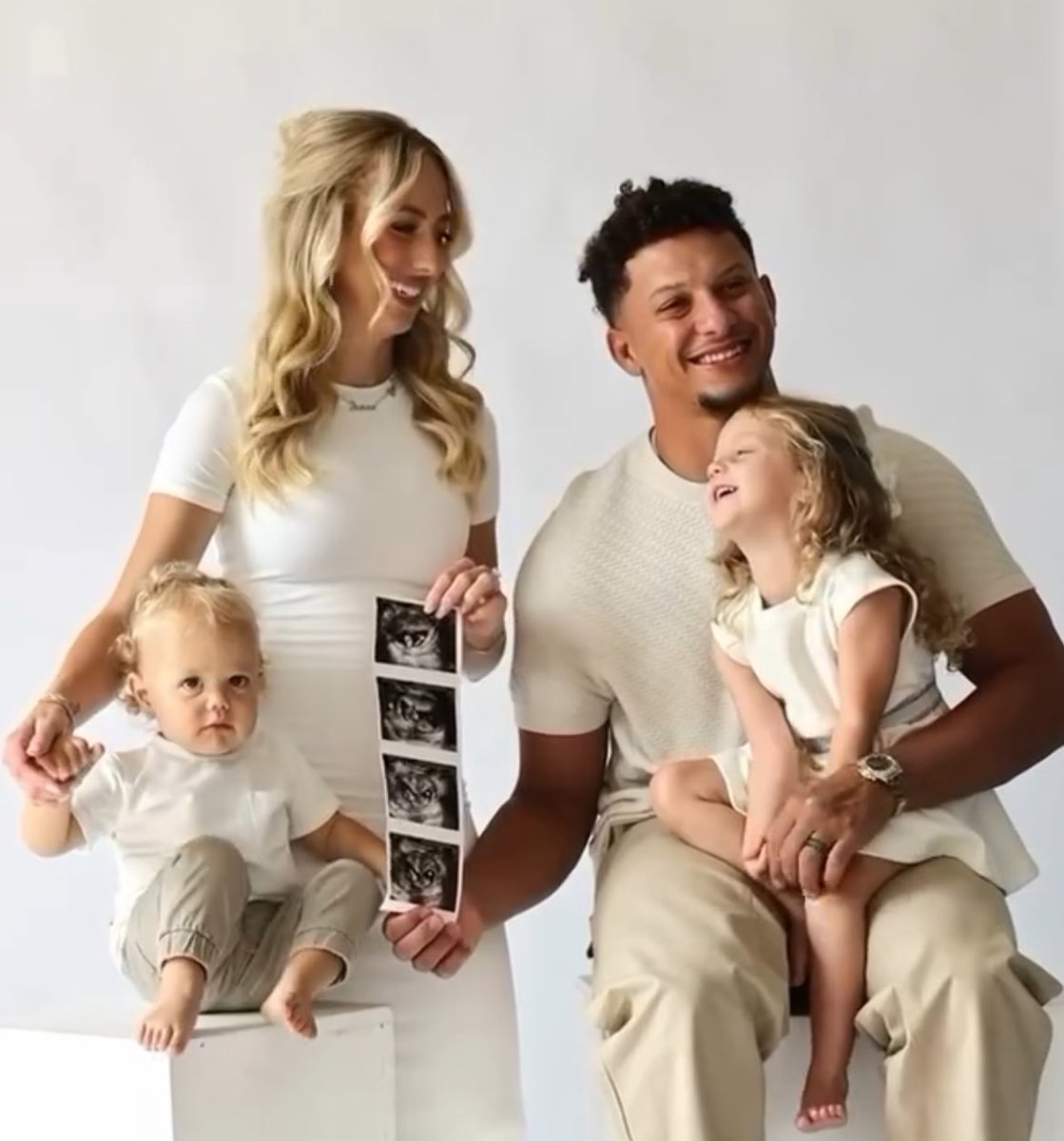 A BRITTANY TÁ GRÁVIDA DE NOVO SOCORRO É UM BEBÊ POR SUPER BOWL