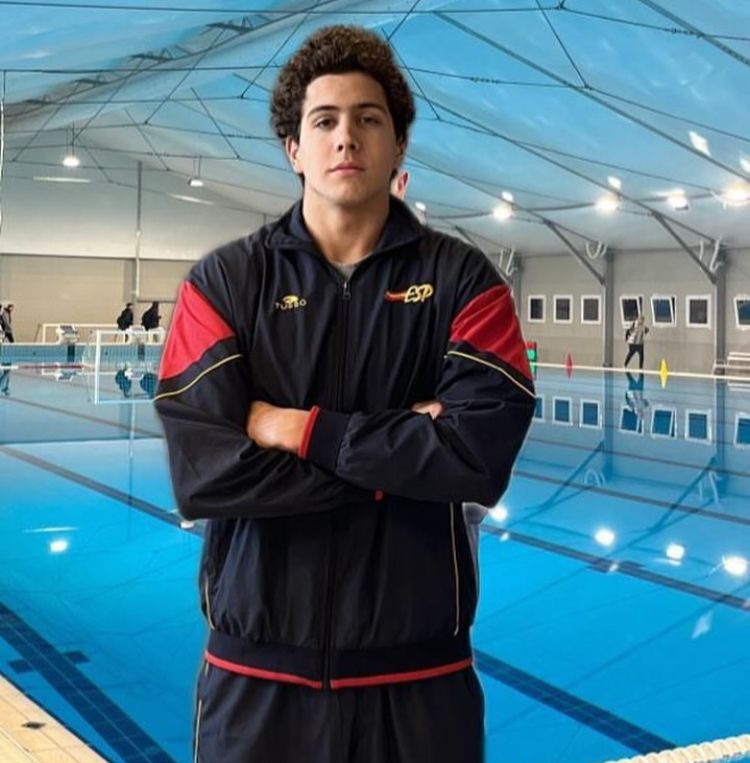 🤽‍♂️ | El jugador del <a href="/wpterrassa/">CN Terrassa WP</a> Albert Sabadell ha estat seleccionat per formar part dels 19 esportistes que entrenaran pel Campionat d’Europa Júnior, al <a href="/CARSantCugat/">CAR Sant Cugat</a> del 29 de juliol al 29 d’agost. El tècnic Sergi Mora també estarà present com a entrenador de l’equip espanyol.