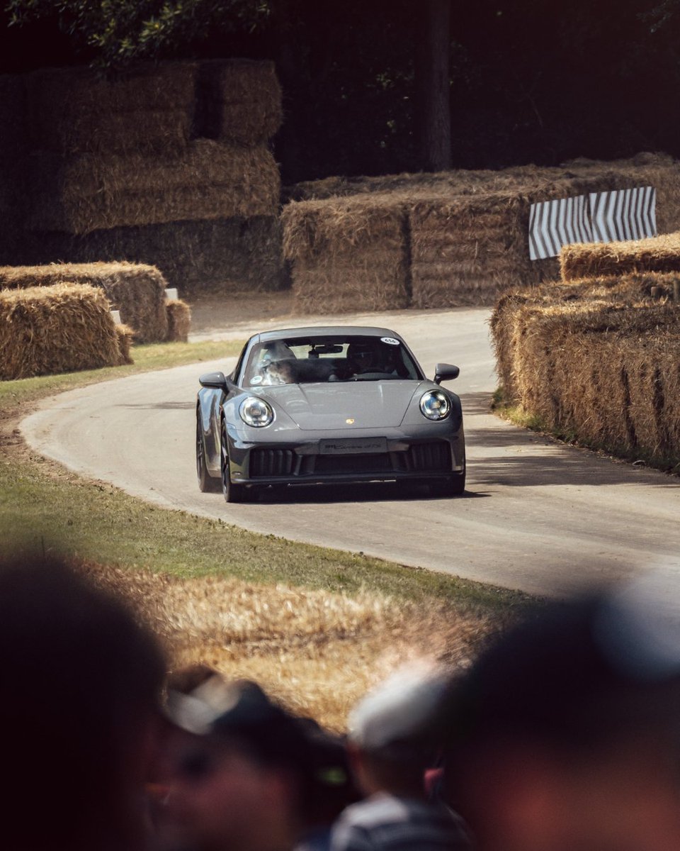 Porsche GB tweet media