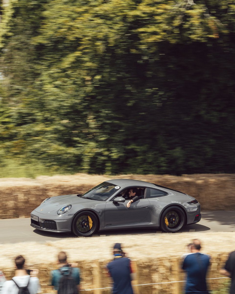 Porsche GB tweet media