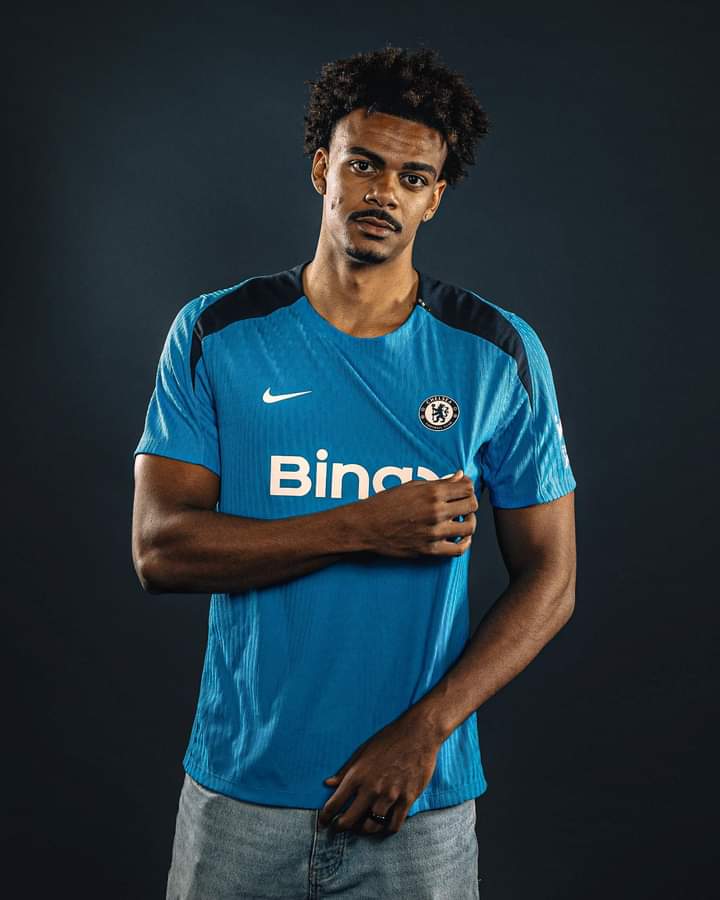 themedeek's tweet photo. No chelsea fans will pass without liking this pics. Welcome to Chelsea Renato Veiga 💙✨ https://t.co/GrU4SC3P7b