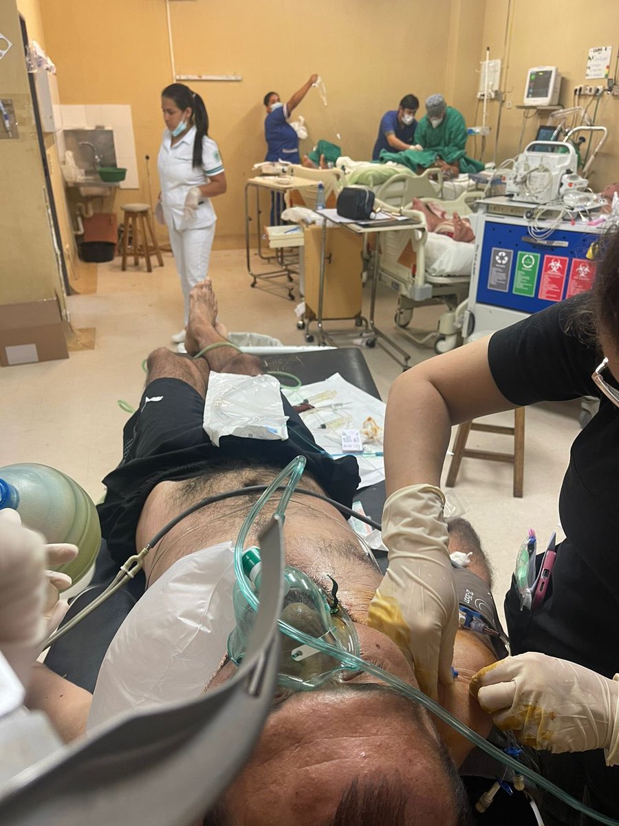 En resumen el médico residente es el profesional de salud que más tiempo está cumpliendo funciones asistenciales en el hospital, en situaciones precarias, sin guantes, sin INSUMOS haciendo malabares con y cubriendo los HOYOS del sistema de SALUD