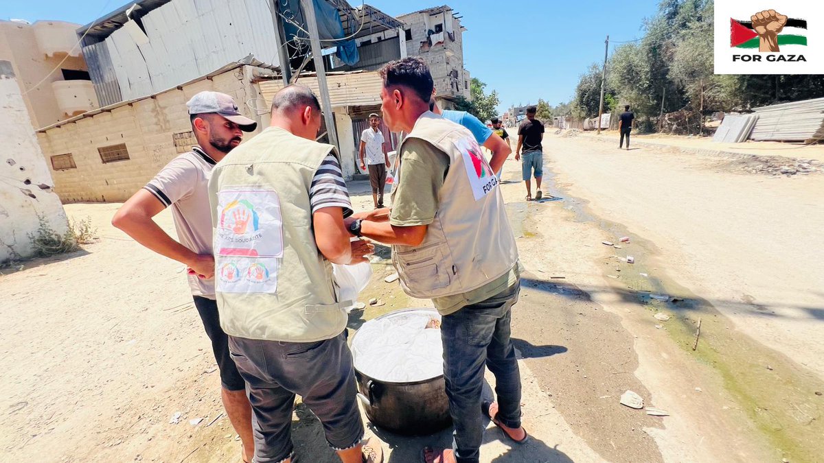 GazaDirectAid's tweet photo. Together we provided meals to the displaced people east of Khan Yunis.
https://t.co/vnKipLwl8X https://t.co/lmJy08N7V8