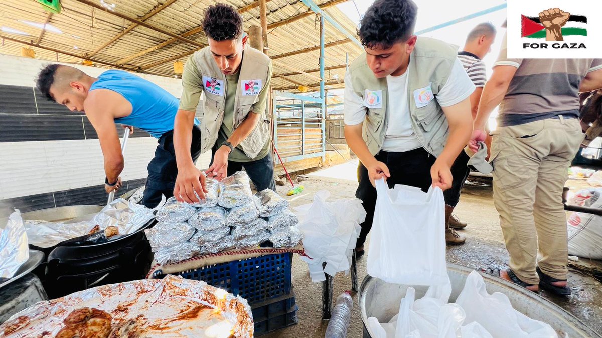GazaDirectAid's tweet photo. Together we provided meals to the displaced people east of Khan Yunis.
https://t.co/vnKipLwl8X https://t.co/lmJy08N7V8