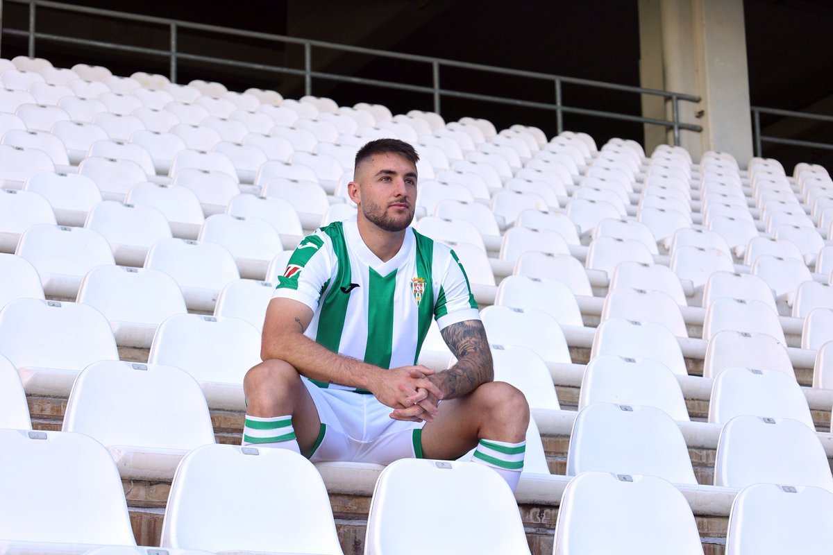 CordobaCF_ofi's tweet photo. 🥰 Inspirada en la época más dorada de la #historiaCCF, así luce nuestro @antoniocasas_9 la nueva #camisetaCCF 💯 https://t.co/ndzFaPI1dr