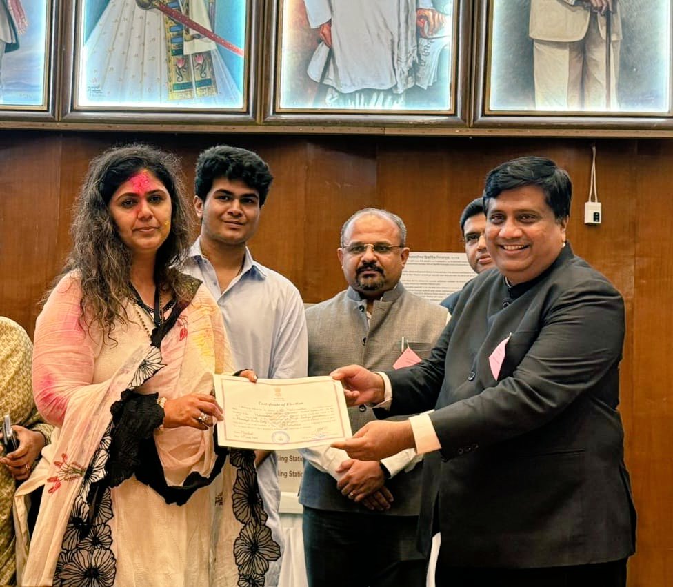 विधानपरिषद निवडणुकीत मिळालेल्या विजयानंतर विधान भवन येथे निवडणूक अधिकाऱ्यांकडून निवडीचे प्रमाणपत्र स्वीकारले.