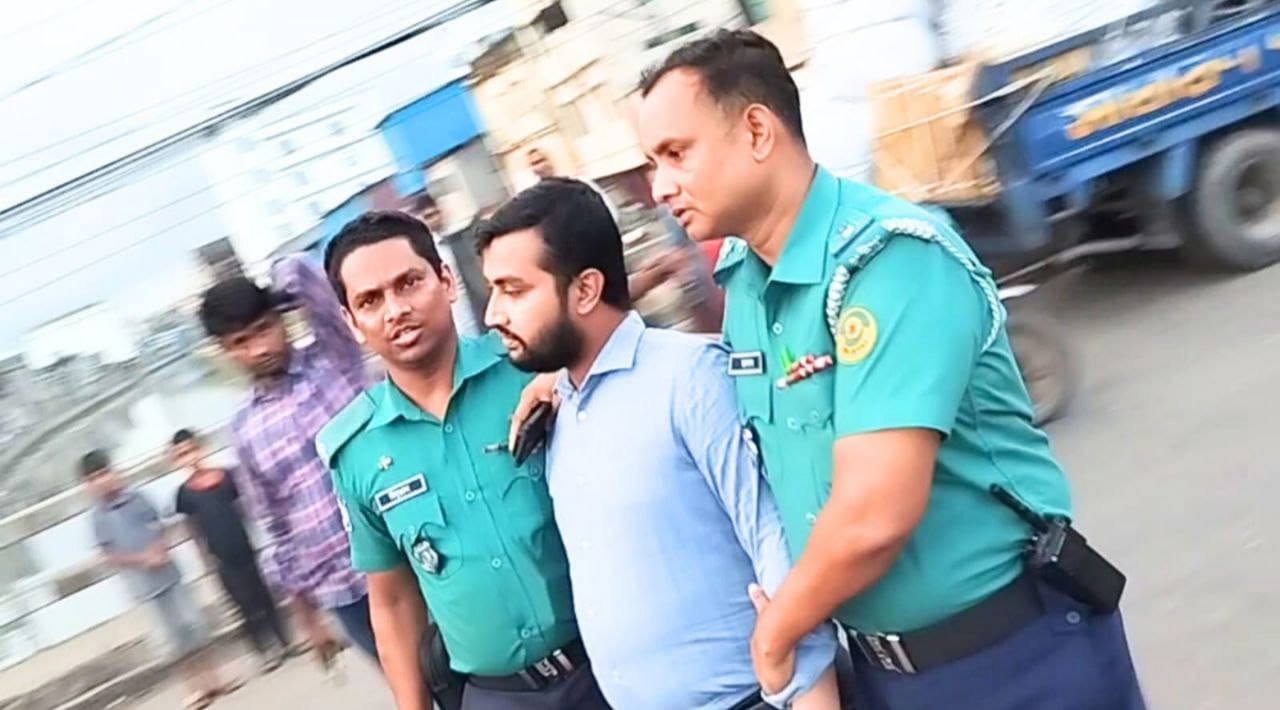 স্ত্রীর দায়ের করা যৌতুক মামলায় ইসলামি ব্যাংক কর্মকর্তা গ্রেফতার