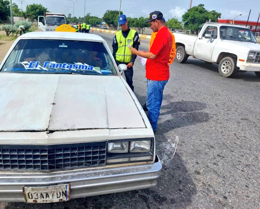 SegVialCabimas1's tweet photo. #MovilidadSegura | Con el objetivo de garantizar una movilidad segura, funcionarios del #INTT y @PNBVzla están desplegados en la av. Intercomunal del municipio Cabimas, promoviendo el respeto por las señales de tránsito.
#LaPoesíaNosUne https://t.co/TVROMEK7Ti