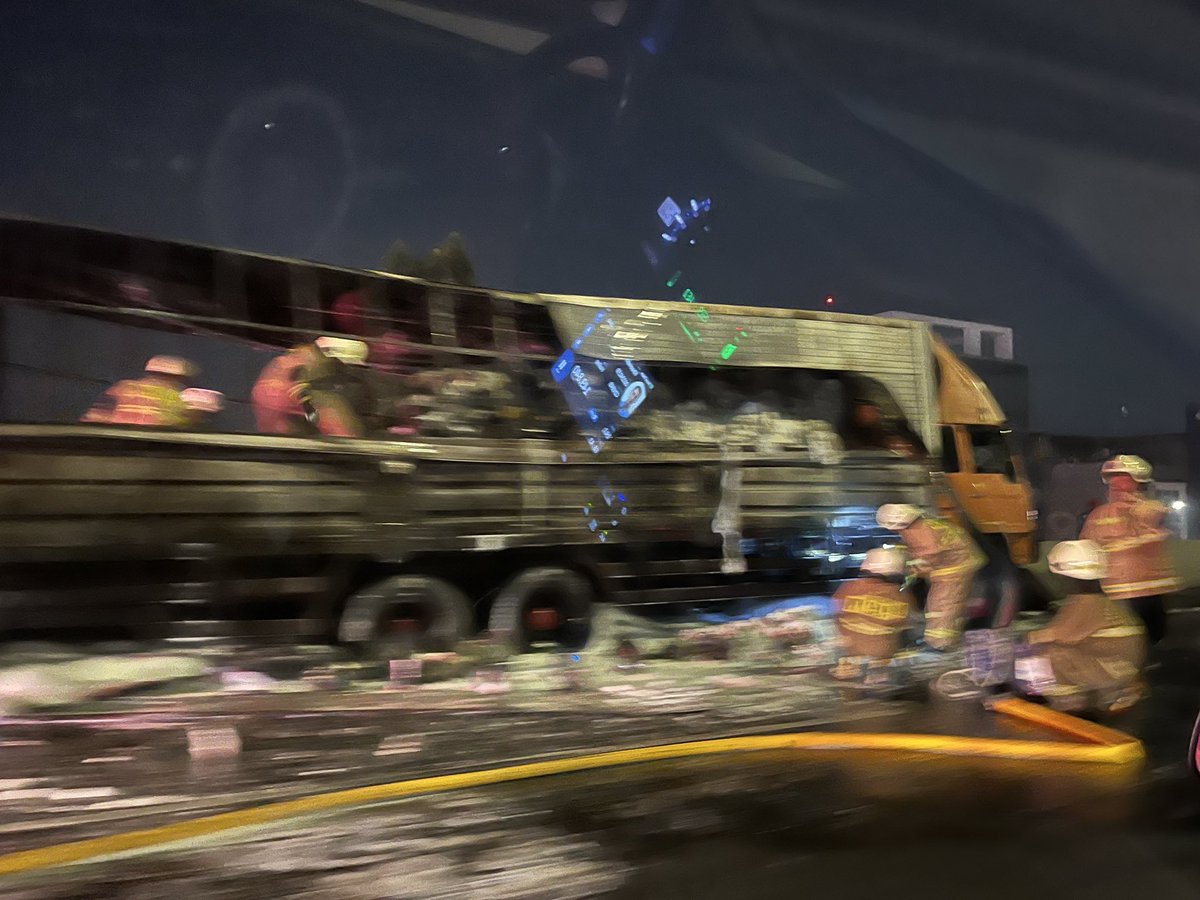 harigendut's tweet photo. Kendaraan truk terbakar sudah ditangani petugas di Toll JORR KM 23 Lebak Bulus arah Bekasi. Harap sabar dan bergantian. @TMCPoldaMetro @RadioElshinta @SonoraFM92 https://t.co/XaGsyHRzdi