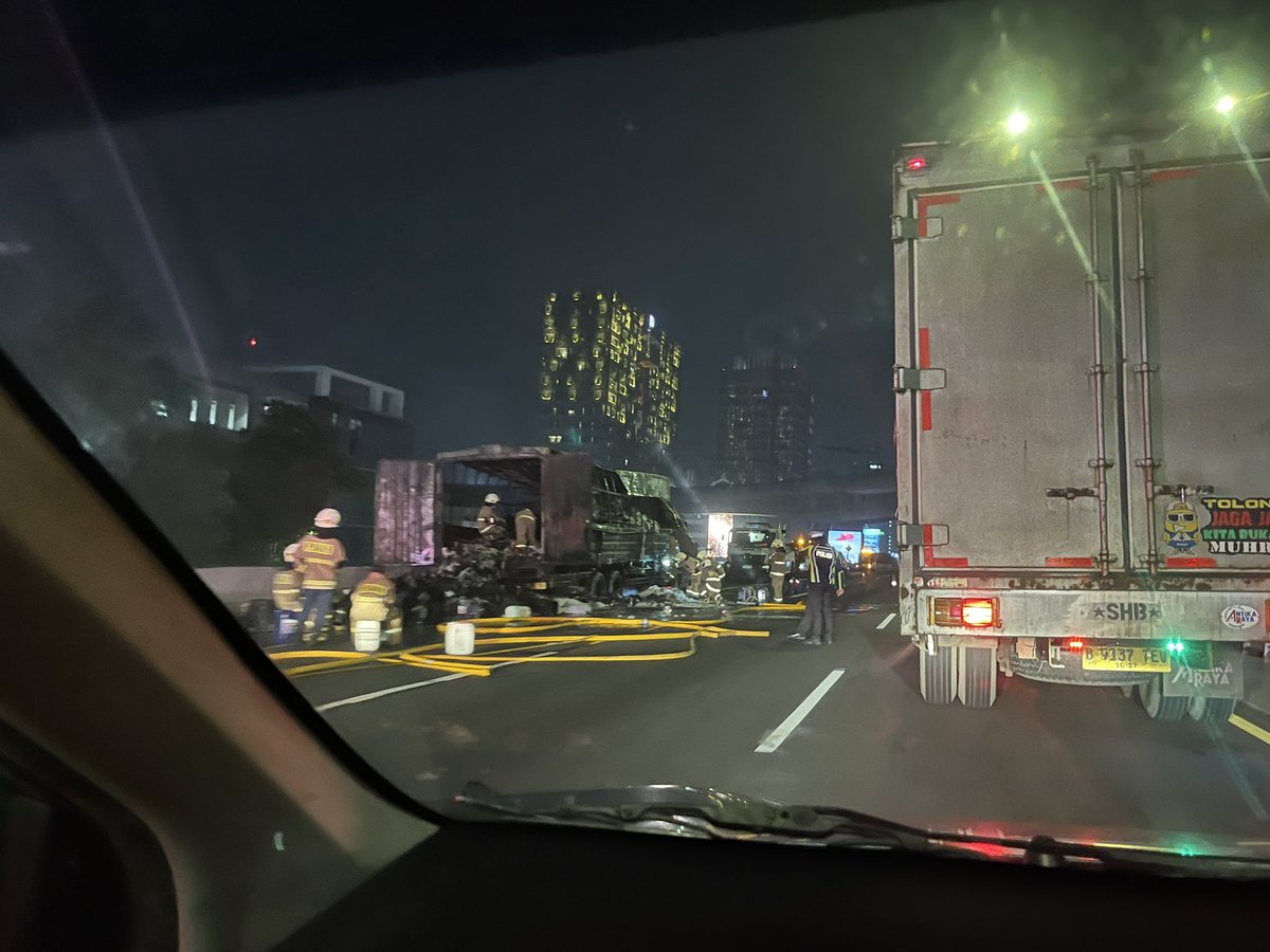 harigendut's tweet photo. Kendaraan truk terbakar sudah ditangani petugas di Toll JORR KM 23 Lebak Bulus arah Bekasi. Harap sabar dan bergantian. @TMCPoldaMetro @RadioElshinta @SonoraFM92 https://t.co/XaGsyHRzdi