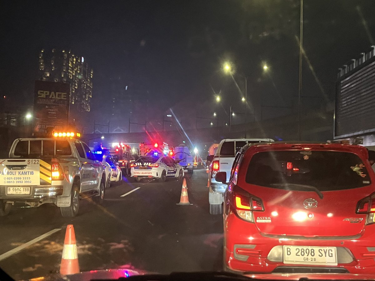 harigendut's tweet photo. Kendaraan truk terbakar sudah ditangani petugas di Toll JORR KM 23 Lebak Bulus arah Bekasi. Harap sabar dan bergantian. @TMCPoldaMetro @RadioElshinta @SonoraFM92 https://t.co/XaGsyHRzdi