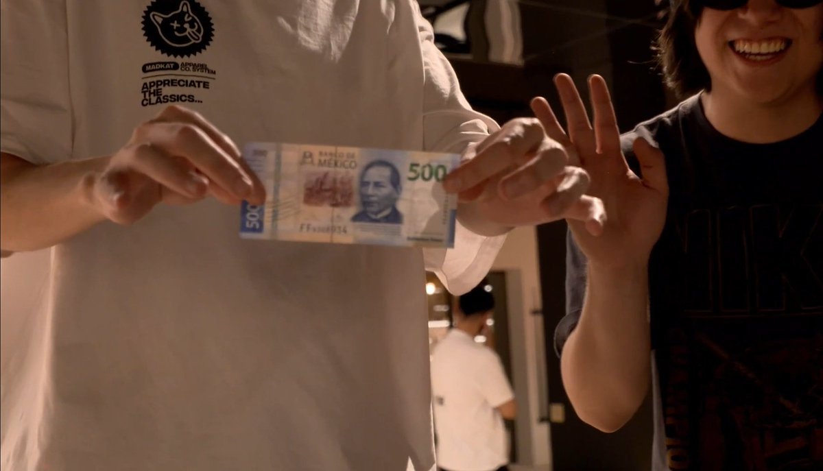 _rubbitcore's tweet photo. RUBIUS SOSTENIENDO 500 PESOS NOWAY https://t.co/Fa85UOlji8