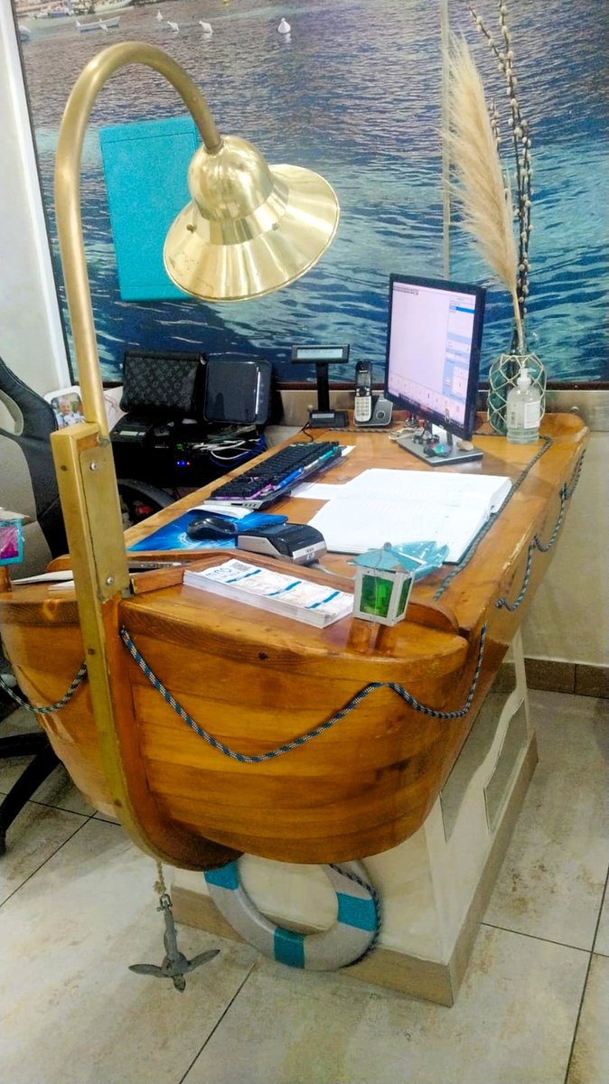 DaniElefantman's tweet image. Un escritorio que es en realidad  un barco. #escritorio #barco #hacerfotos #mesa #trabajo