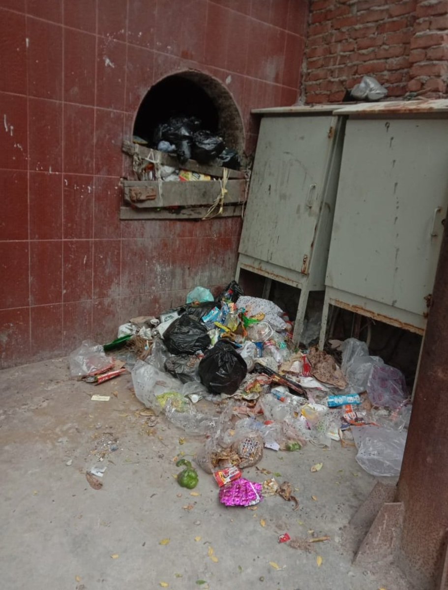 JasolaPocket10B's tweet photo. @LtGovDelhi @lg_listening @official_dda @CMODelhi @MoHUA_India @hdmalhotra @SwachhBharatGov @MCD_Delhi @manish_ch20 @daryaganjrwa @RwaExtn
@RwaJain @NBTDilli
 DDA Stopped the cleaning works &amp; lifting of garbages from the Dustbin of "330 DDA LIG Flats, Pkt-10B, Jasola, East Delhi" https://t.co/isThyujyLu