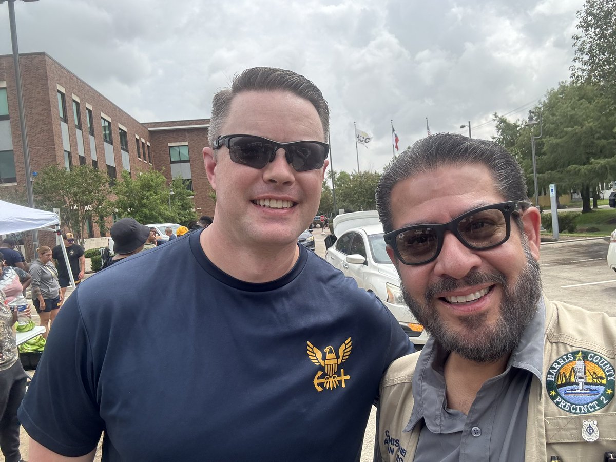 AdrianGarciaHTX's tweet photo. Great meeting #NavyCaptain Schaller at @MarioforHouston’s food distribution at @HCCFraga. The area active duty #NavyRecruiters were in full force helping our local community! #InIt2gether 🇺🇸🙏🏼😊 https://t.co/EoPhOu7h1M