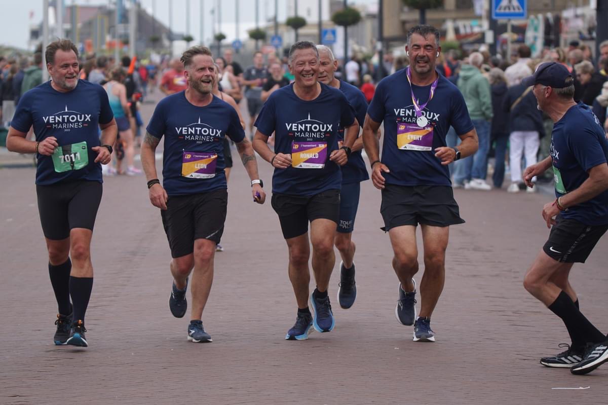 Een foto zegt meer dan 1000 woorden! Oud mariniers (<a href="/ventouxmarines/">Ventouxmarines</a> ) lopen samen de finish over. En dat alles voor het goede doel. #hersenstichting #Mariniersuitvaartteam