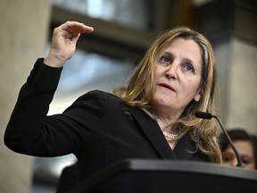 Algoma_Al's tweet photo. @cafreeland Chrystia Freeland montre combien d'espace il y a sous le bus. https://t.co/N1Vz5XrCEP