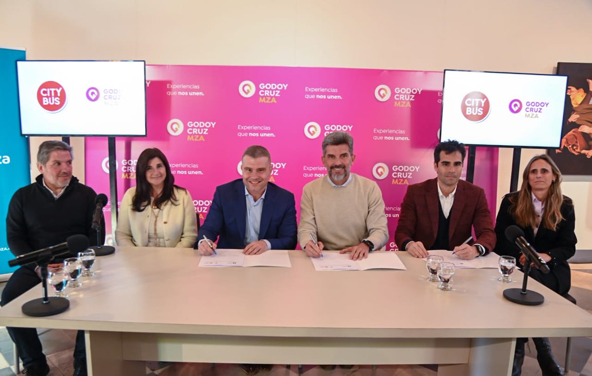 diegocostarelli's tweet photo. Desde el jueves 18 de julio, un bus se sumará a la oferta turística de Godoy Cruz.

Firmamos un convenio que ampliará el recorrido que actualmente visita la Ciudad de Mendoza, incluyendo ahora puntos de interés en nuestro departamento, como Planta UNO, Palmares, Espacio Arizu, Cristoforo Colombo y el casco histórico.

Los jueves, viernes y sábados los visitantes podrán subir y bajar del bus durante toda la jornada, pagando una sola vez, al estilo de las grandes ciudades del mundo.

Con esta acción, fortalecemos el desarrollo económico de nuestro departamento y continuamos posicionándolo como uno de los principales destinos turísticos, culturales y gastronómicos de Mendoza.