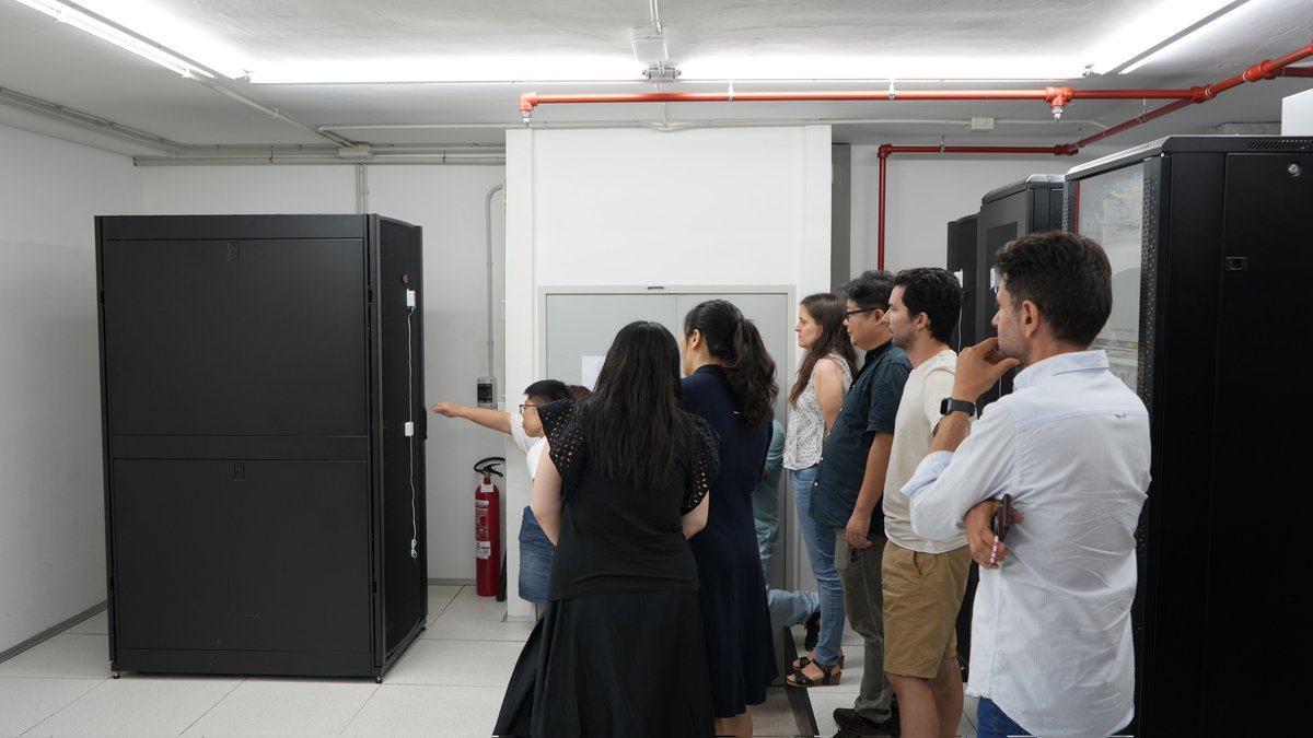 iaa_csic's tweet photo. 🇨🇳 Hoy hemos recibido una visita del Shanghai Astronomical Observatory (SHAO),  institución encargada de operar el SKA Regional Centre (SRC) de China. Han visitado el prototipo de SRC del IAA y se han reunido con el equipo que lo está desarrollando.

@SKAO https://t.co/PRIEwLd6Si