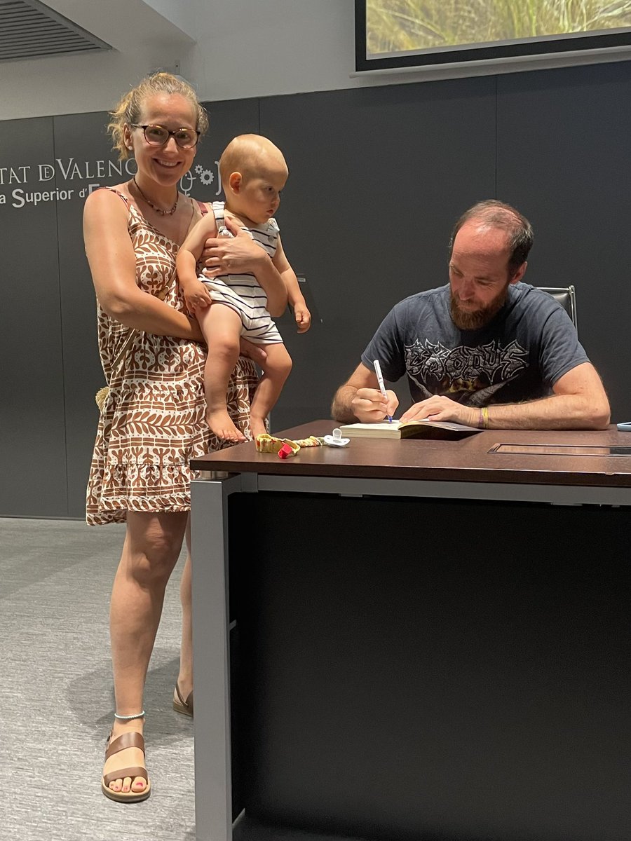 mafra_tm's tweet photo. Mi ídolo es un matemático, sí, matemático. 😊
Gran charla de @edusadeci en Valencia. 📈↕️🐜 https://t.co/kMAJrKqYlY