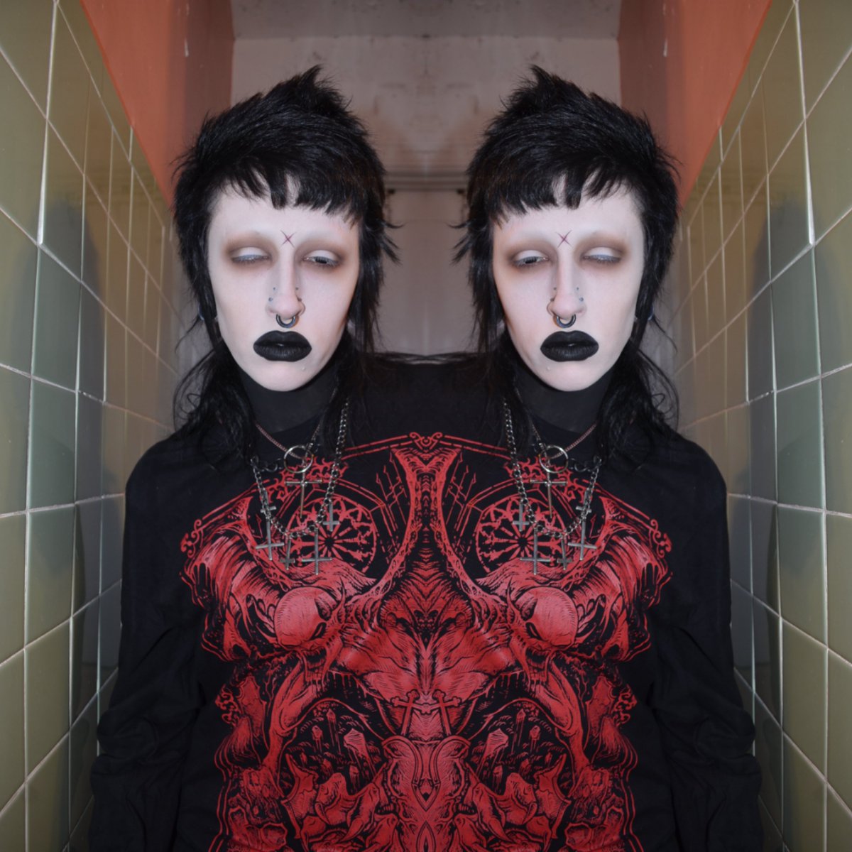 VampireFreaks's tweet photo. What an epic shot of @vampryn_ in our Sanguine Vampire T-shirt! 🧛‍♂️

#VampireFreaks #Vampire #Sanguine #Spooky #AltFashion #Goth https://t.co/4uXFW39Nwp