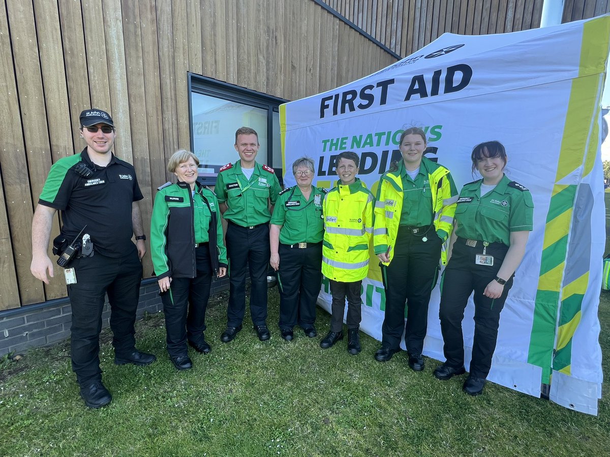 Andrew_Kerr90's tweet photo. Great to be out supporting @SJA_NI at the twelfth in Newtownards. Fantastic to have some of our local cadets out providing first aid in their local community. #volunteering https://t.co/e7DXyzTUUI