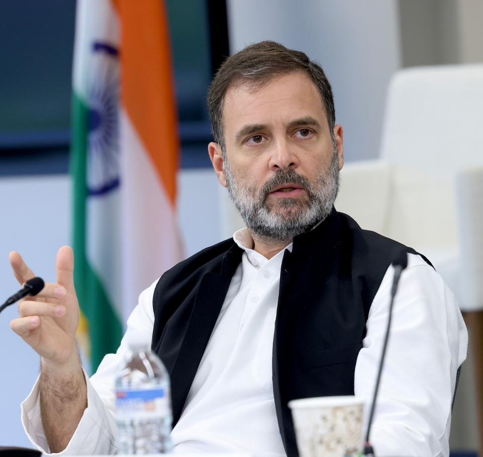 Anuradha_Patel9's tweet photo. @JaikyYadav16 भारत के केवल दो सेलिब्रिटी जो निमंत्रण मिलने के बाद भी अंबानी के वेडिंग फंक्शन के किसी भी कार्यक्रम में शामिल नहीं हुए हैं 

राहुल गांधी और विराट कोहली 🐐

 इन दोनों दिग्गजों के प्रति मेरा सम्मान 📈❤️🫡

#GlamshamAmbaniWedding https://t.co/vIuQTJneeY