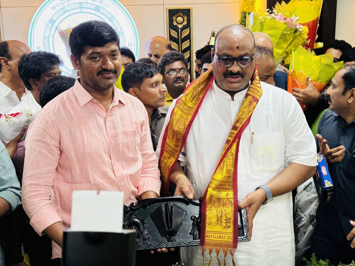 venuchenchu's tweet photo. I attended our agricultural minister, @katchannaidu Garu's, charge-taking ceremony and conveyed my congratulations on his new position.
I am sure that he will carry out his duties with the highest possible respect and responsibility.✌️✌️
All the very best!!
#TDPBounceBack
#AndhraParsdesh
#NaraChandrababuNaidu