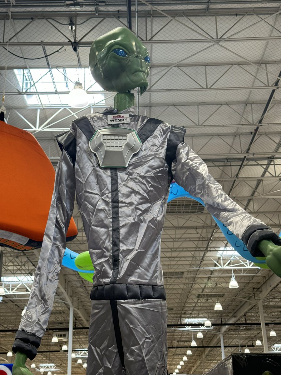 notorious_bjg's tweet photo. @wemby at the local Costco https://t.co/0RsOUajwjD