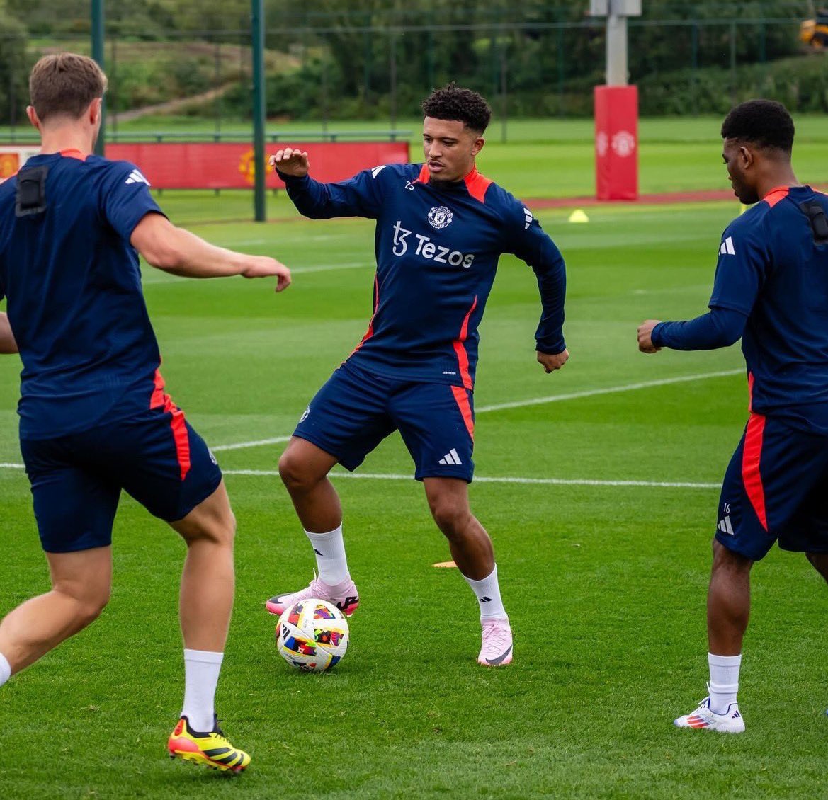 PoojaMedia's tweet photo. Sancho returns to Man Utd's training after exile. 💪 https://t.co/XtYOX3Ww1y