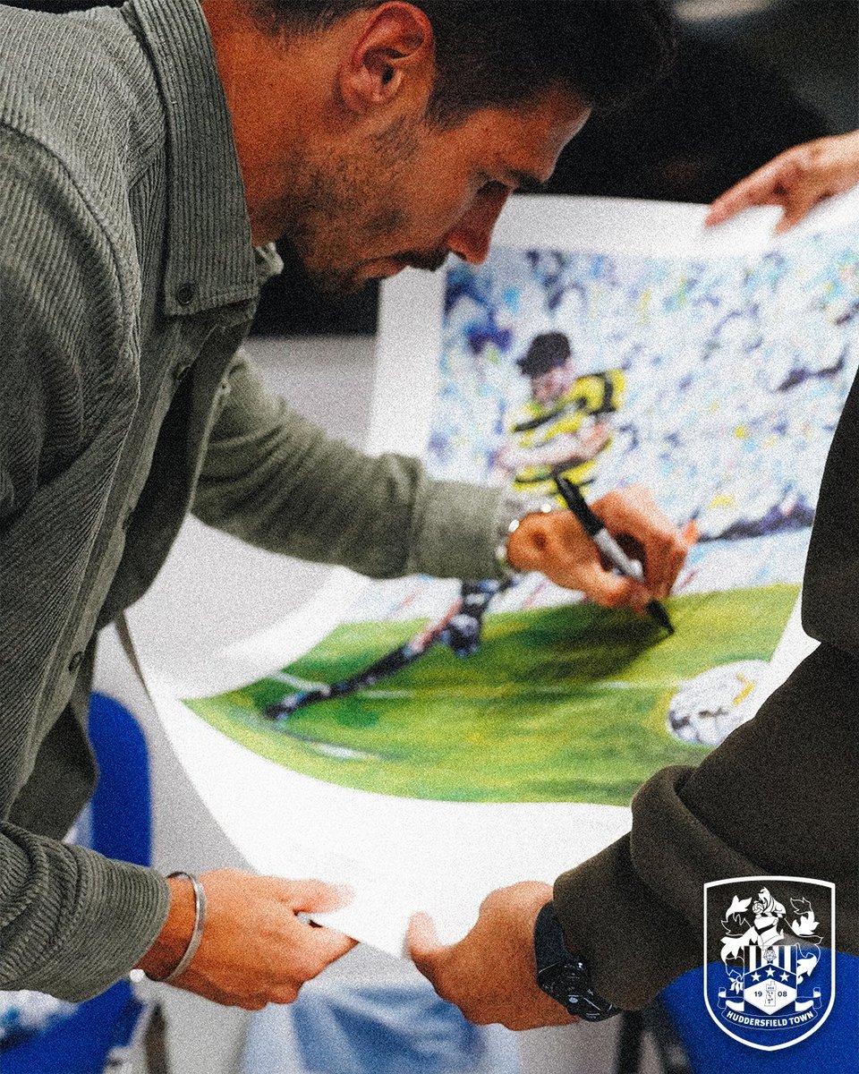 htafc's tweet photo. 𝐻𝑒𝑙𝑙𝑜, 𝑦𝑜𝑢 😍

Following his retirement earlier this summer, Club legend Christopher Schindler brought his family back home to Huddersfield to see some familiar faces 🙌

You're always more than welcome around here, Schindy 💙

#htafc